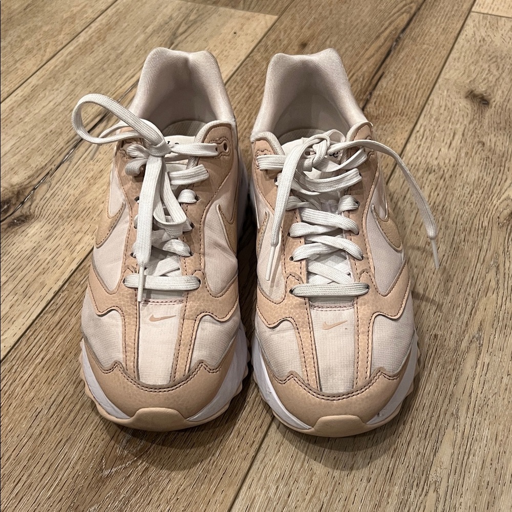 Nike Women's Max Dawn